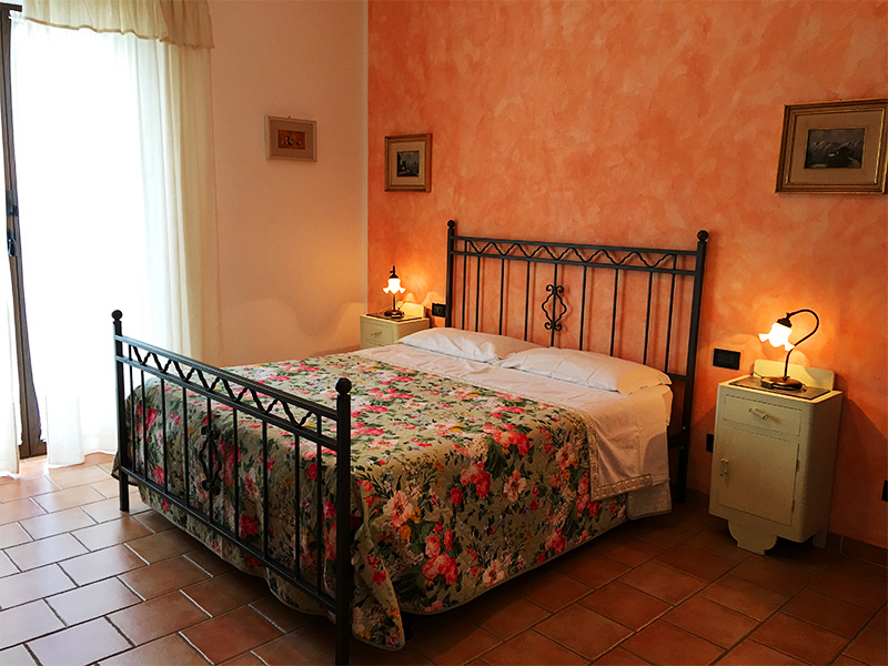 hlafzimmer mit Doppelbett agriturismo maremma toscana poggio al vento - maestrale